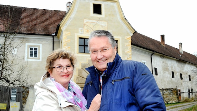 Christine und Leopold Renz vor dem Schloss Kreisbach. (Bild: Pressefoto Franz Crepaz)