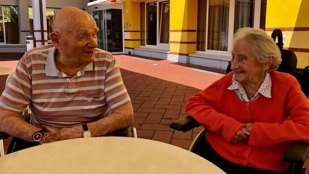Der 98-jährige Johann Ott und seine Maria (97) sind nach 75 Ehejahren noch immer unzertrennlich. Seit zehn Jahren leben sie gemeinsam im Seniorenheim. (Bild: zVg)