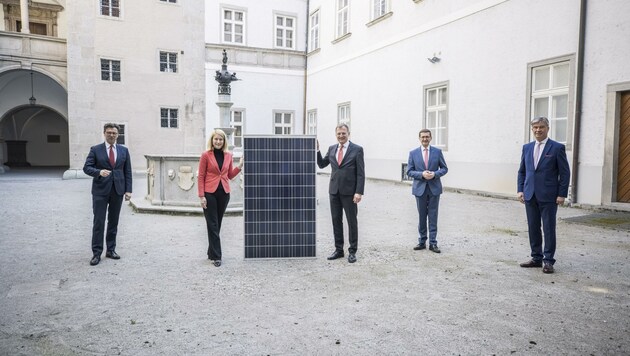 Franz Harnoncourt (OÖG), Christine Haberlander, LH Thomas Stelzer, Markus Achleitner, und Werner Steinecker (Energie AG, v. l.) präsentierten am 8. März 2021 das „zukunftsweisende Projekt“. (Bild: Max Mayrhofer)