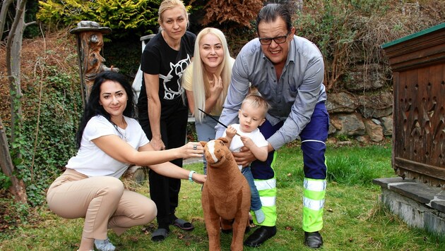 Inna, Tanya, Viktoriia und der kleine Lev leben nun gemeinsam mit Wolfgang Seidler in St. Stefan ob Stainz. Levs Vater ist noch im Krieg. (Bild: Fürbass Josef)