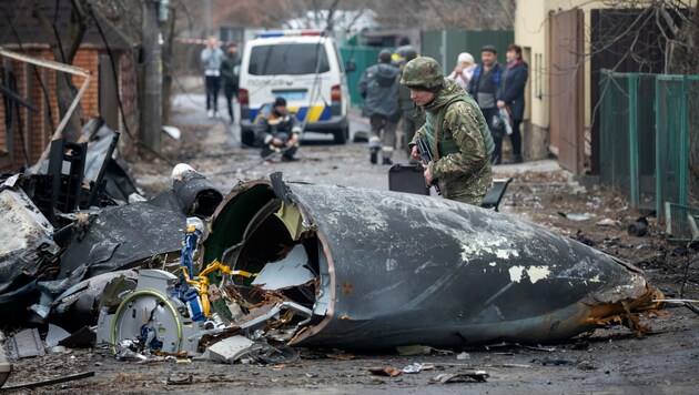 Ein ukrainischer Soldat begutachtet ein abgeschossenes Flugzeug. (Bild: AP/Vadim Zamirovsky)