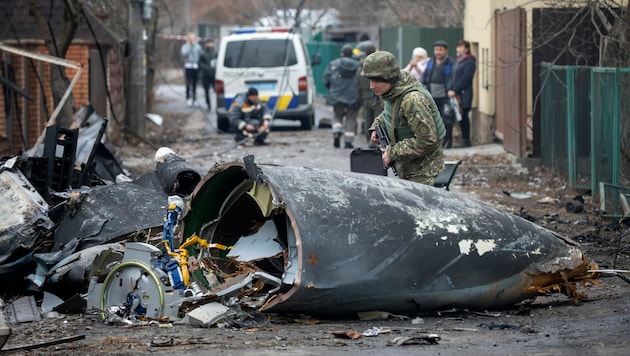 Ein ukrainischer Soldat begutachtet ein abgeschossenes Flugzeug. (Bild: AP/Vadim Zamirovsky)