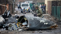 Ein ukrainischer Soldat begutachtet ein abgeschossenes Flugzeug. (Bild: AP/Vadim Zamirovsky)