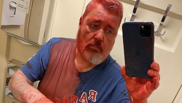 Dmitri Muratow nach der Attacke mit roter Farbe (Bild: Twitter/novayagazeta_eu)