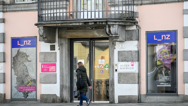 Am Alten Rathaus ist der neue Schriftzug schon angebracht. (Bild: Alexander Schwarzl)