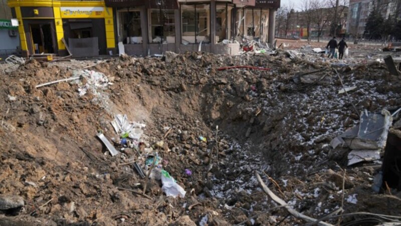 Explosion in der Mira Avenue in Mariupol: Nachdem die russischen Hoffnungen auf die Erstürmung Kiews durch den erbitterten Widerstand zunichtegemacht wurden, hat Moskau seine Bemühungen nun auf den Osten des Landes konzentriert. (Bild: The Associated Press)