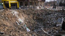 Explosion in der Mira Avenue in Mariupol: Nachdem die russischen Hoffnungen auf die Erstürmung Kiews durch den erbitterten Widerstand zunichtegemacht wurden, hat Moskau seine Bemühungen nun auf den Osten des Landes konzentriert. (Bild: The Associated Press)