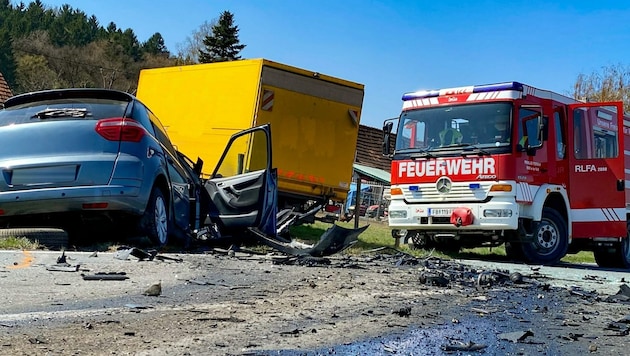 Beim Crash mit einem Lkw starb eine 30-Jährige in Paldau am Mittwoch (Bild: BFV FB/ C. Karner)