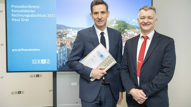 Finanzstadtrat Manfred Eber (re.) und Finanzdirektor Stefan Tschikof bei der Präsentation des Rechnungsabschluss. (Bild: Fischer/Stadt Graz )