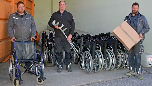 Die Bauhofarbeiter Markus Gundacker und Martin Redl mit Leiter Josef Zottl (M.) verluden die Rollstühle. (Bild: Stadtgemeinde Zwettl)