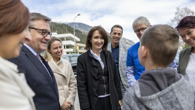 Besuch im Stift Fiecht, von links: LR Gabriele Fischer, LH Günther Platter, Nataliya Niederkofler (Übersetzerin), Vlasta Khymynets, Ehefrau des ukrainischen Botschafters in Österreich, Walter Peer, Honorarkonsul der Ukraine in Tirol, Lebenshilfe-GF Georg Willeit, Landtagspräsidentin Sonja Ledl-Rossmann. (Bild: Land Tirol)