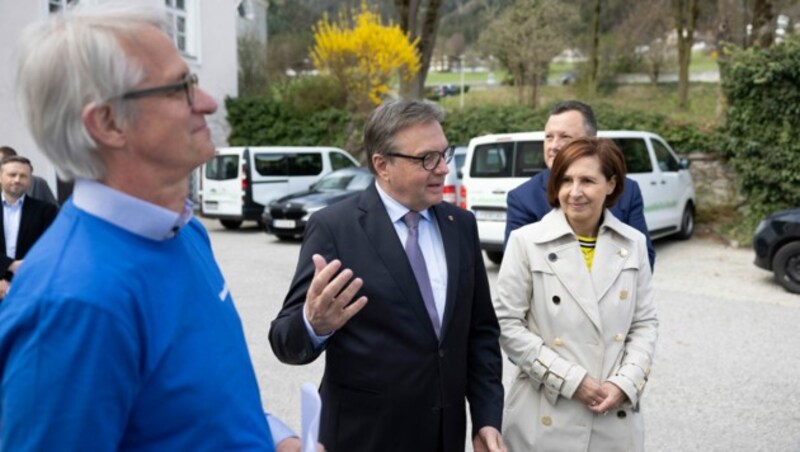 Lebenshilfe-GF Willeit, LH Platter, LR Fischer, Karl-Josef Schubert, Bürgermeister von Vomp (hinten). (Bild: Land Tirol)