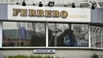 Während die Untersuchungen nach den Salmonellen-Fällen in mehreren europäischen Staaten laufen, darf im betroffenen Ferrero-Werk in Belgien nicht produziert werden. (Bild: APA/AFP/BELGA/ERIC LALMAND)