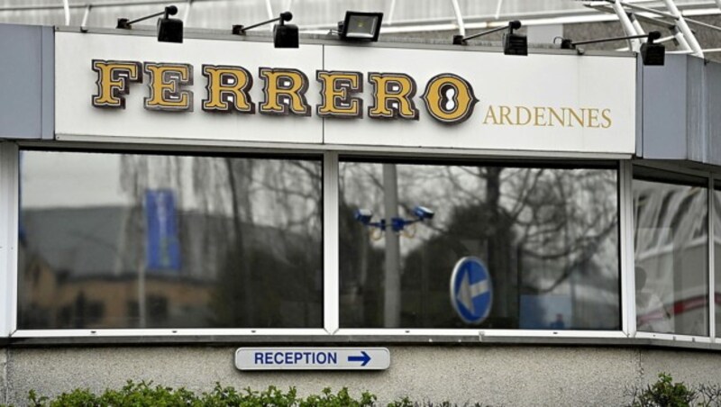 Während die Untersuchungen nach den Salmonellen-Fällen in mehreren europäischen Staaten laufen, darf im betroffenen Ferrero-Werk in Belgien nicht produziert werden. (Bild: APA/AFP/BELGA/ERIC LALMAND)