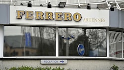 Während die Untersuchungen nach den Salmonellen-Fällen in mehreren europäischen Staaten laufen, darf im betroffenen Ferrero-Werk in Belgien nicht produziert werden. (Bild: APA/AFP/BELGA/ERIC LALMAND)
