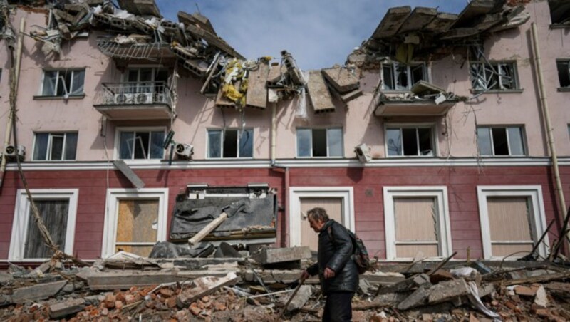 Ein zerstörtes Haus in Tschernihiw (Bild: AP)