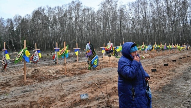 Gräber in der Ukraine (Bild: AFP)