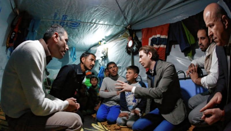 Österreichs Spitzenpolitiker im Kriegsgebiet: Außenminister Sebastian Kurz in einem Flüchtlingslager im Irak 2015 (Bild: Dragan Tatic)