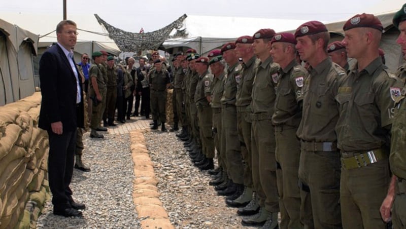 Österreichs Spitzenpolitiker im Kriegsgebiet: Verteidigungsminister Herbert Scheibner beim Österreich-Kontingent in Afghanistan 2002 (Bild: Bundesheer/Hartl)