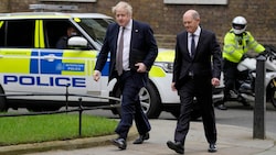 von links: Der ehemalige britische Premier Boris Johnson und Deutschlands Bundeskanzler Olaf Scholz (Bild: AP)