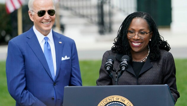 US-Präsident Joe Biden und die neue Höchstrichterin Ketanji Brown Jackson: Sie wird die erste schwarze Frau als Richterin am US-Supreme Court. (Bild: AP)