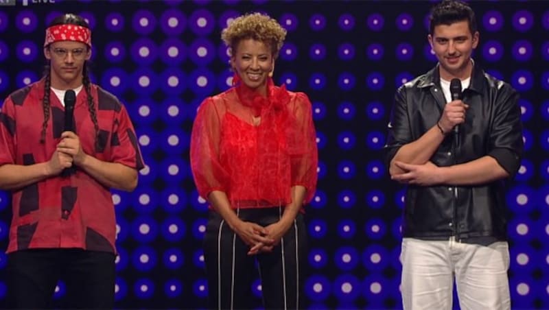 Arabella Kiesbauer mit Sebastian Holzer (l.) und Marco Spiegl (r.) in der vierten Finalshow von „Starmania 22“ (Bild: ORF)