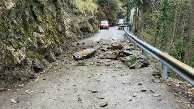 Herabgestürzte Felsbrocken blockierten die Straße. (Bild: Polizei Vorarlberg)