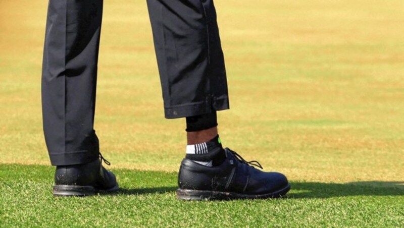 Golf - The Masters - Augusta National Golf Club - Augusta, Georgia, U.S. - April 7, 2022 Tiger Woods of the U.S. lifts one of his pant legs on the 2nd green during the first round REUTERS/Mike Blake TPX IMAGES OF THE DAY (Bild: REUTERS)