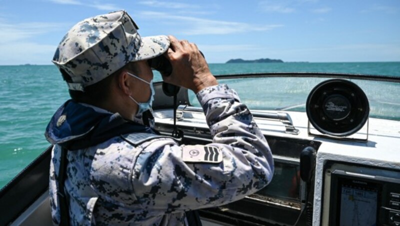 Kräfte der malaysischen Seeaufsichtsbehörde Malaysian Maritime Enforcement Agency suchen weiter nach einem 14-Jährigen mit niederländischer Staatsangehörigkeit. (Bild: AFP/Mohd Rasfan)