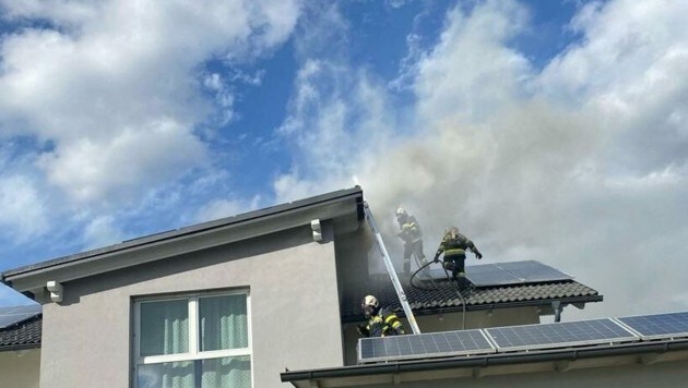Unter schwerem Atemschutz wurde das Dach geöffnet und der Brand gelöscht. 40 Feuerwehrleute waren bei dem Einsatz vor Ort. (Bild: FM Katja Hartinger/FF Schamberg)