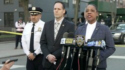 New Yorks Police Commissioner Keechant Sewel (rechts) bei einer Pressekonferenz, nachdem in der Bronx eine 16-Jährige auf dem Schulweg versehentlich erschossen wurde (Bild: AP)