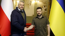 Bundeskanzler Karl Nehammer mit dem ukrainischen Präsidenten Wolodymyr Selenskyj (re.) (Bild: APA/BUNDESKANZLERAMT/DRAGAN TATIC)