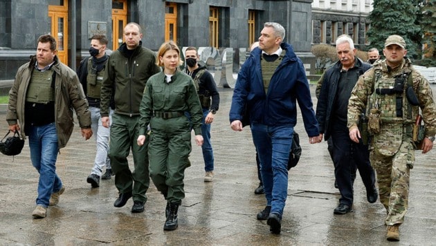 Eliteeinheiten begleiten den Kanzler in den Präsidentenpalast. (Bild: Dragan Tatic)