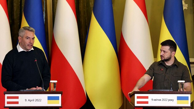 Kanzler Nehammer telefonierte mit Ukraines Präsident (Bild: APA/AFP/RONALDO SCHEMIDT)