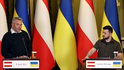 Bundeskanzler Karl Nehammer telefonierte mit dem ukrainischen Präsidenten Wolodymyr Selenskyj. (Bild: APA/AFP/RONALDO SCHEMIDT)