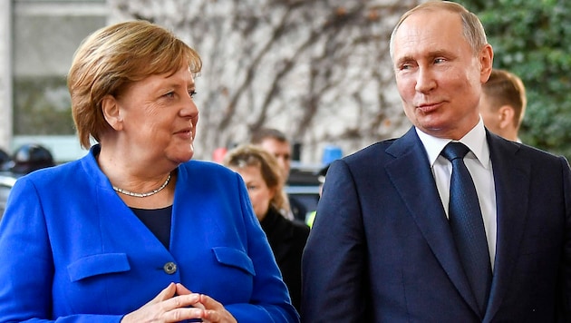 Deutschlands Ex-Kanzlerin Angela Merkel: hier im Bild mit Kremlchef Wladimir Putin während eines Treffens im Jänner 2020 in Berlin. (Bild: APA/AFP/John MACDOUGALL)