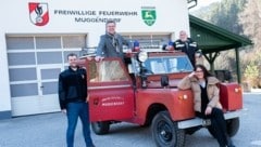 Dieser rote Feuerwehr-Oldtimer begleitete die Dreharbeiten für den Film zum heurigen Ortsjubiläum. (Bild: DORISSEEBACHER)