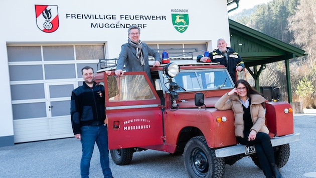 Dieser rote Feuerwehr-Oldtimer begleitete die Dreharbeiten für den Film zum heurigen Ortsjubiläum. (Bild: DORISSEEBACHER)