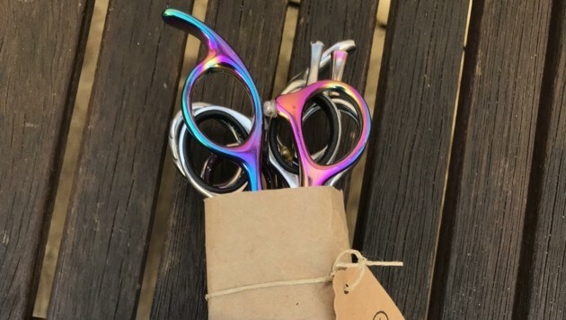 Las tijeras afiladas se devuelven embaladas en papel usado.  (Imagen: Charlotte Titz)