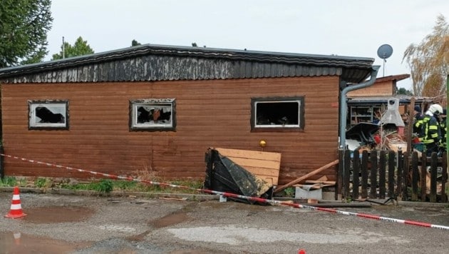 In diesem Holzhaus auf dem Campingplatz in Oggau wütete frühmorgens ein Feuer. Für die Bewohnerin (63) gab es keine Rettung. (Bild: Schulter Christian)