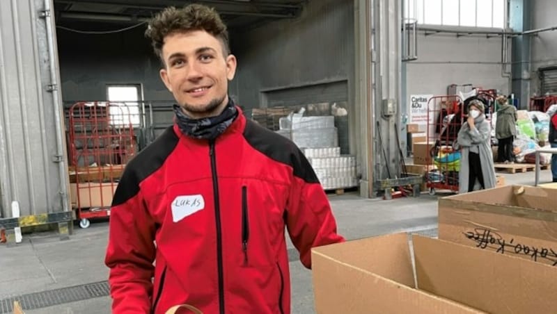 Lukas ist eigentlich mit seinem Studium ausgelastet, nun sortiert er Spenden. (Bild: Caritas)