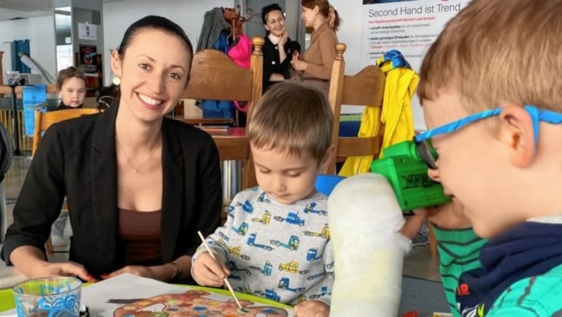 Melisa aus Vorarlberg vermittelt bei Kursen oder Arztterminen, hier malt sie mit Kindern. (Bild: Caritas)