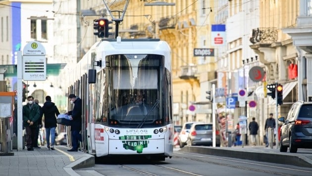 Gratis-Fahrten auch mit der Bim in Linz? Den Fahrgästen würde es gefallen. Verkehrsexperten halten nichts davon. (Bild: Alexander Schwarzl)