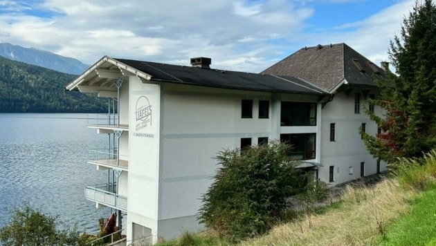 Das Hotel Liafels steht seit 2008 leer! Bald soll es einem neuen Hotel weichen, das einen naturbelassenen Blick auf den See bietet. (Bild: imarea)