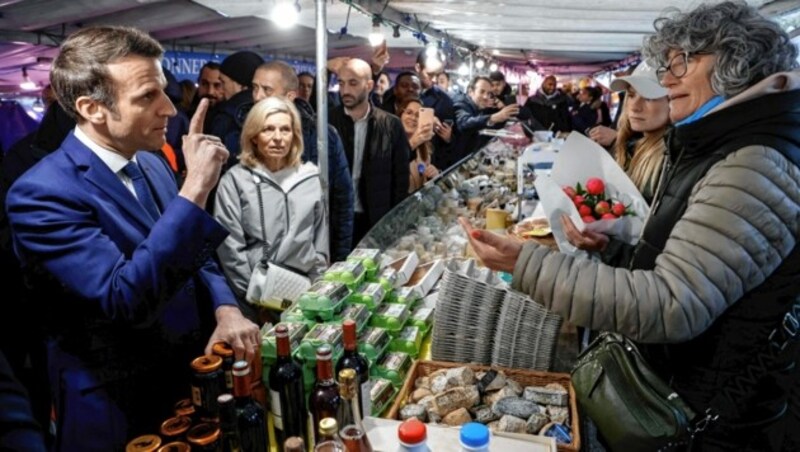 Essen zähle für die meisten Franzosen zu den wichtigsten Dingen der Welt. Daher spielte sich der Wahlkampf von Macron und seiner Gegnerin Le Pen auf Märkten mit Fisch-, Fleisch-, Gemüse- und Käseständen ab. (Bild: AFP )