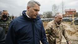 Am Samstag besuchte Kanzler Karl Nehammer den ukrainischen Ort Butscha, wo nach dem Abzug Russlands über 300 Tote gefunden worden waren. (Bild: BUNDESKANZLERAMT/DRAGAN TATIC)