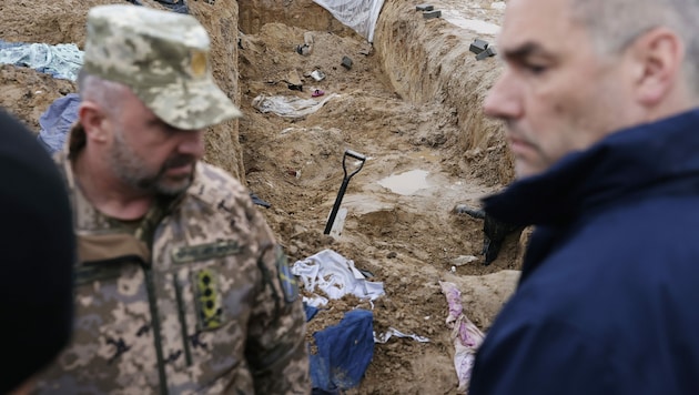 Ein ausgehobenes Massengrab in Butscha: Ukrainische Militärs schildern Kanzler Karl Nehammer die blutrünstige Katastrophe. (Bild: BUNDESKANZLERAMT/DRAGAN TATIC)