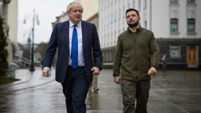 Der britische Premierminister Boris Johnson spazierte im April mit dem ukrainischen Präsidenten Wolodymyr Selenskyj durch die Innenstadt von Kiew. (Bild: AP)