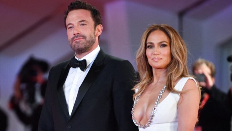 Ben Affleck und Jennifer Lopez bei der Vorführung des Films „The Last Duel“ (Bild: AFP)