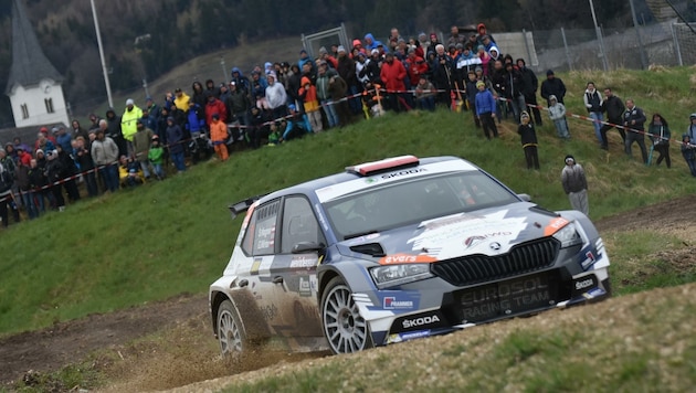 Hunderte Rallye-Fans am Rundkurs Eitweg sahen Wagner & Winter Richtung Sieg fahren. (Bild: Harald Illmer)